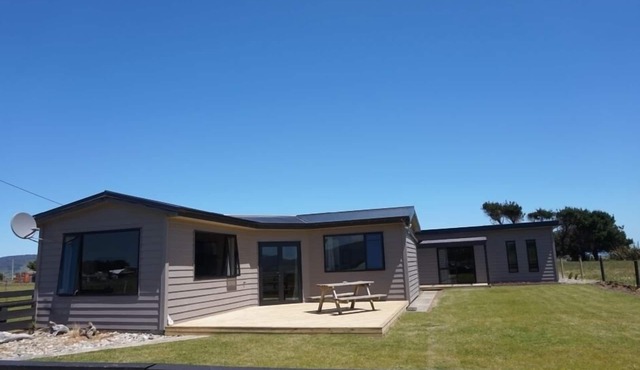 Modern bach located between the sea and bush in Orepuki