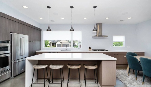 Modern Back 9 Retreat, Walk to Golf, Double Shower