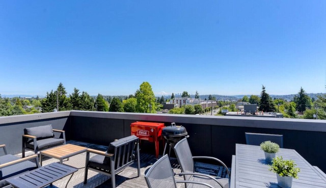 Modern Ballard Townhome w/Rooftop Views