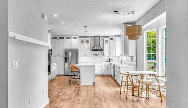 Modern Barn Style Home + HotTub+ GameRoom+ Mt Hood