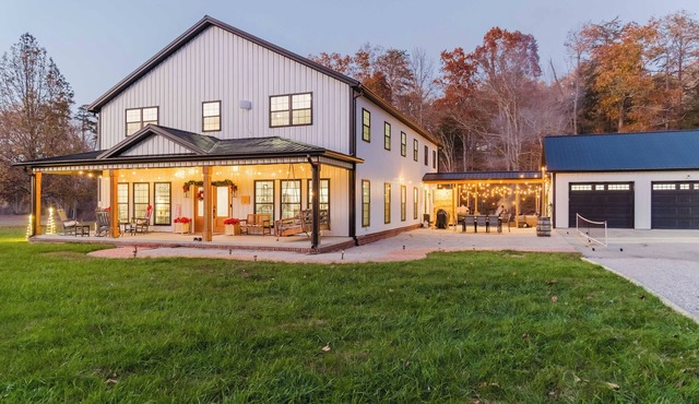 Modern Barndo, Hot Tub, Sauna, Fire Pit, 20 min RRG, Rec Room, Pickleball