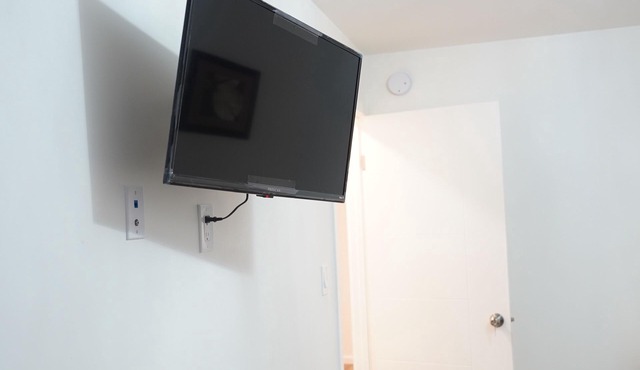 Modern Basement Suite with Private Entrance - Perfect for a Relaxing Stay!