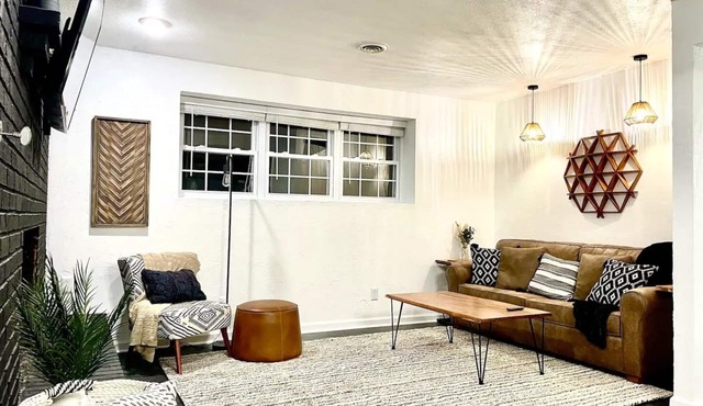 Modern Basement Suite w/King bed and Fast wifi