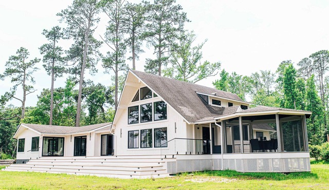 Modern Bayfront Escape with Sweeping Water Views