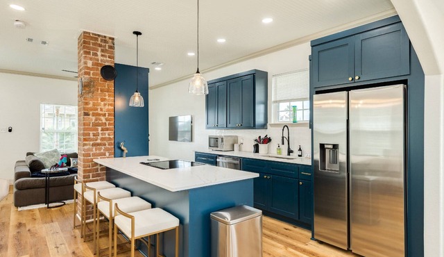 Modern Beach Cottage | Furry Friends Welcome | Walk to Beach | Near Pleasure Pier | Fenced Yard