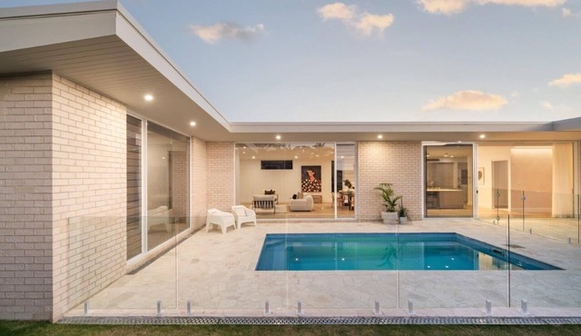 Modern Beach Haven, hot Tub and Sauna ,6 minutes to beach or Marketnn