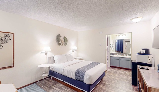 Modern beach hideaway with fast WiFI - walk to downtown shops & eateries