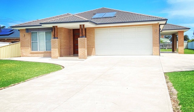 Modern Beach House Retreat - 3 min walk to beach!