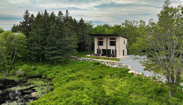 Modern Beach House | 90-Sec Walk to Pristine Beach | Hot tub
