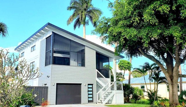 Modern Beach House. Bike to beach, shopping and restaurants.