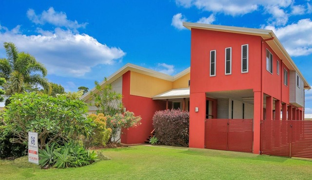 Modern Beach House Close to Beach