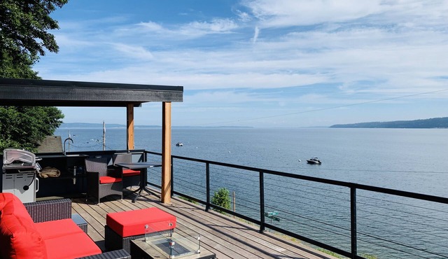 Modern beachfront getaway w/hot tub and rooftop deck