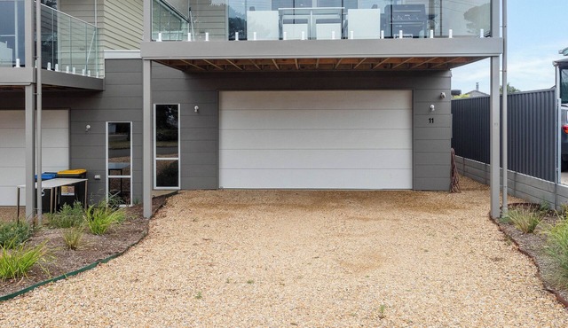 Modern Beachhouse, sea viewsn Great location, 3 mins to the beach.