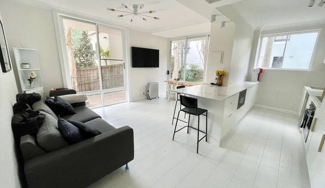 Modern Beachside Apartment | 3-min walk to Coogee Beach!