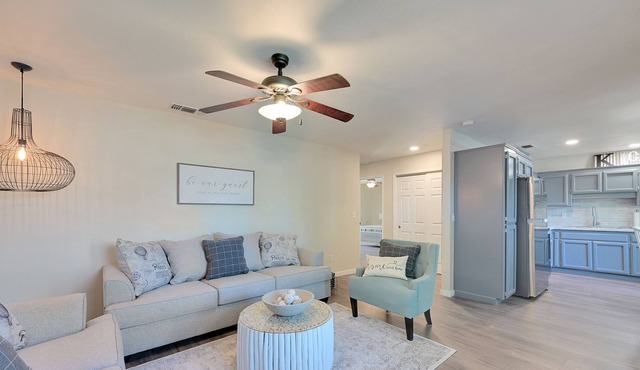 Modern, Beachy 2 Bedroom Home - 2 Min To Hospital