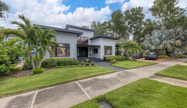 Modern beautiful home steps to Bayshore & Downtown