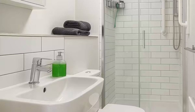 Modern Bedford Home | Sleeps 4 | Parking | Close to Town