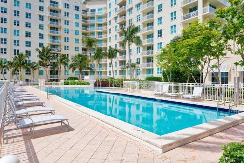 Modern bedroom in great condo! Beach Pass incl!