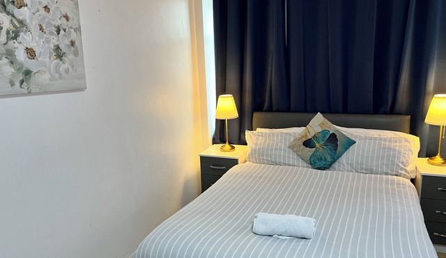 Modern Bedroom with 2 Bath, Short Walk to Bullring