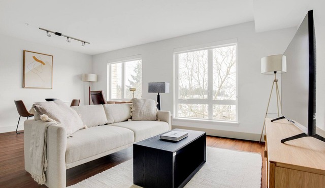 Modern Bellevue 1BR w/Gym & Roof Lounge, easy commute, by Blueground