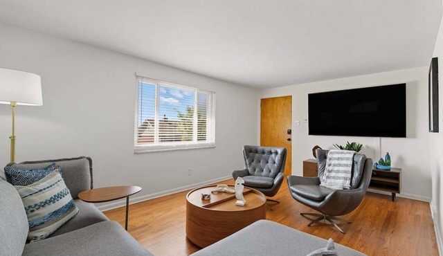 Modern Bellevue Retreat – Near Stadiums & Downtown