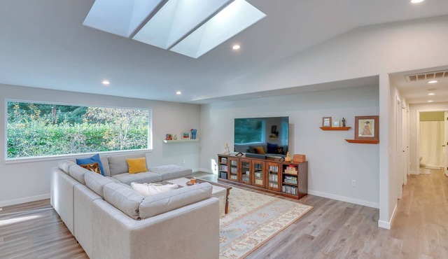 Modern Bellingham home for work & play, beach access