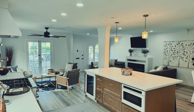 Modern Belmont Shore Beach House. Walk to Sand. Sleeps 8+. Patio + Balcony.