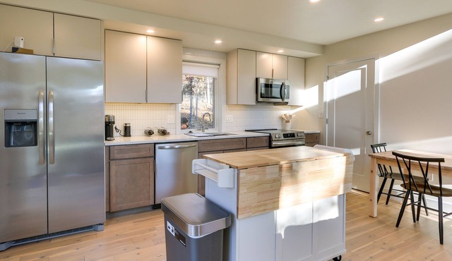 Modern Berkeley Springs Cabin w/Private Hot Tub!
