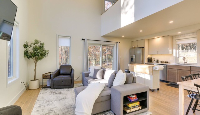 Modern Berkeley Springs Cabin w/Private Hot Tub!