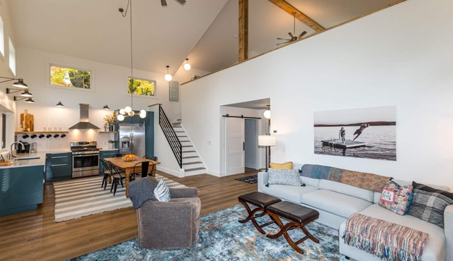 Modern Berkshires Cottage 🌲 Gas Stove, Large Deck & W/D + 7 mins to Otis Ridge