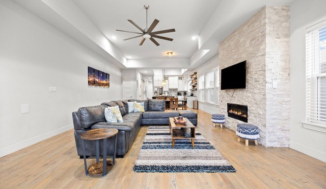 Modern Biz-Friendly Duplex mins to DT/Convention Center W/Ping Pong & More!