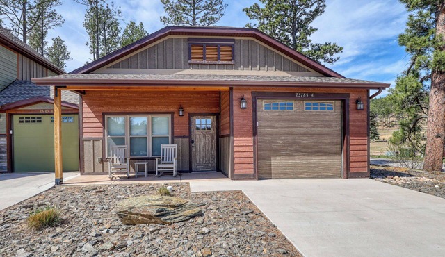 🌲 Modern Black Hills condo perfect for 2 guests! Enjoy a king bed , full kitchen , private patio , garage , and fast Wi-Fi 📶. Near Mount Rushmore , Custer State Park 🦬, Rapid City , hiking , and scenic drives 🚗.