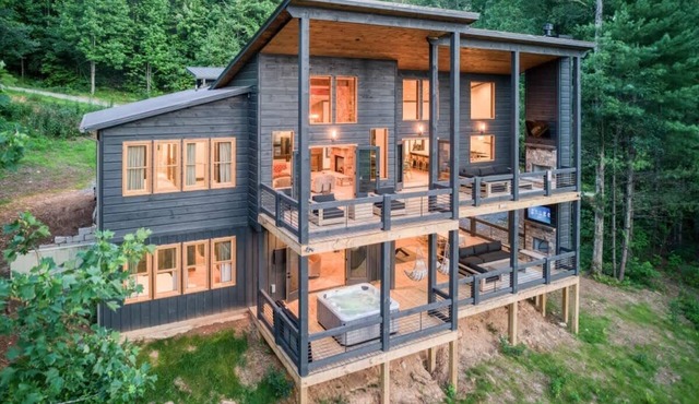 Modern Blue Ridge Cabin Hot Tub & Ping Pong