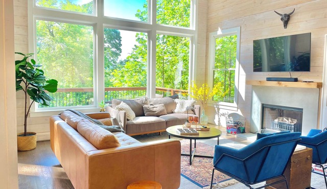 Modern Blue Cabin Retreat w/Mtn Views, Arcades & 5min to Downtown - Sleeps 10