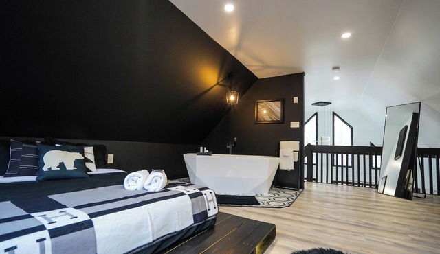 Modern BLVCK Cabin 3 W/Hot Tub near Bushkill Fall/Shawnee/Poconos