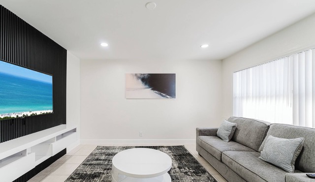 Modern Boca Condo Near FAU : 2 KING BR + Pool