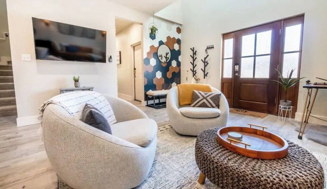 Modern Boerne Rental. 2 Master Suites + 2 Remote Workstations. Near Main Street!