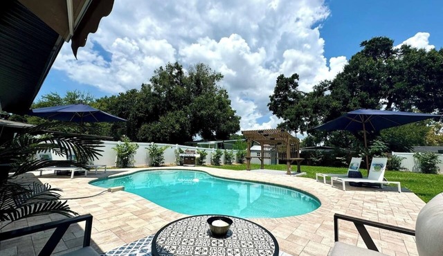 Modern Boho- 4/3-King Beds/Pool! Pet friendly!