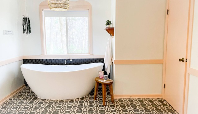 Modern Boho Cabin - Romantic Couples Getaway - Luxury Tub - 5mi from Helen