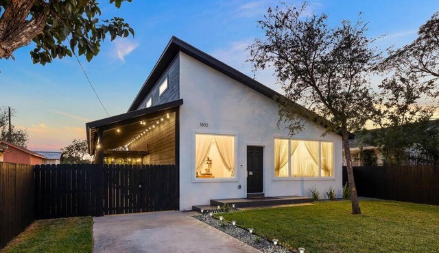 Modern Boho Home with in-home gym room! + fabulous outdoor dining!