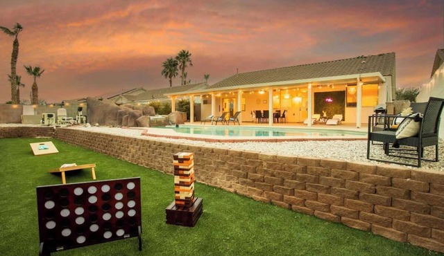 Modern Boho Retreat Strip View, Pool, Games 4br/3b