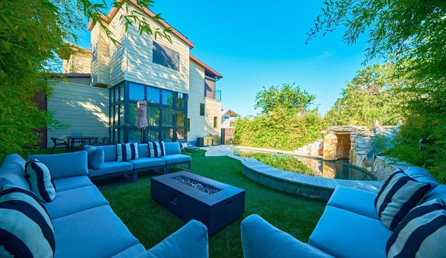 Modern Boutique Resort Style Home w/Private Pool and Spa For A Relaxing Retreat