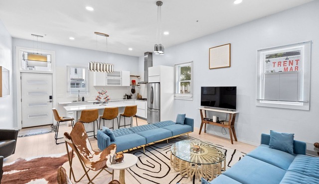 Modern Brand New Boston Skyline Apartment near Airport with WiFi, AC