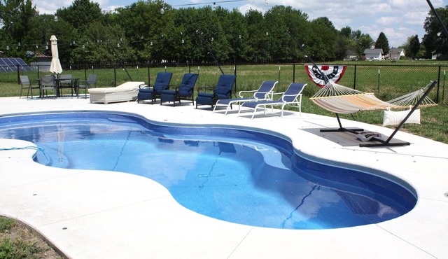 Modern Brand New Getaway. Heated Pool, Hot Tub!