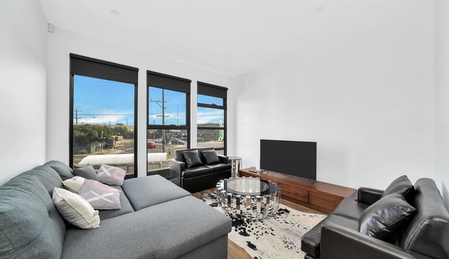 Modern Brand New Townhome in Reservoir in the centre of everything