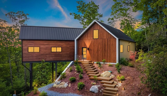 Modern Brand-New Mountain chalet. Hot tub and stunning views. Pet friendly!