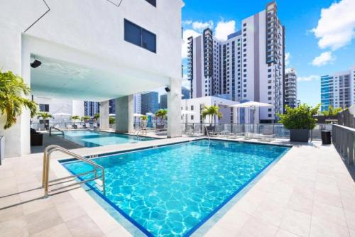 Modern Brickell Apartment, Free Parking, Pool & Gym