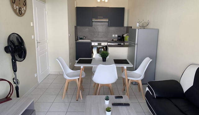 Modern, bright F2 with balcony and parking space