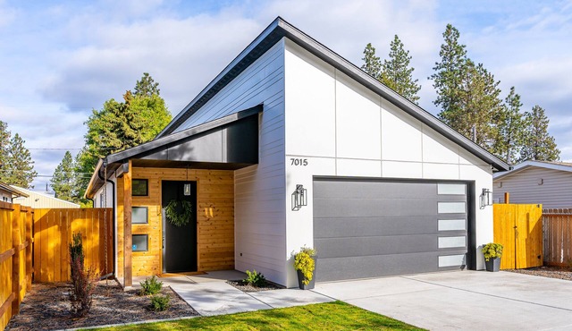 Modern & Bright Newly Built Home! Clean Relaxing Comfy Minutes to Hiking