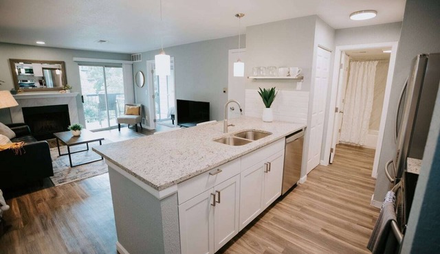 Modern, Bright Retreat for Couples and Business Travel - King Bed
